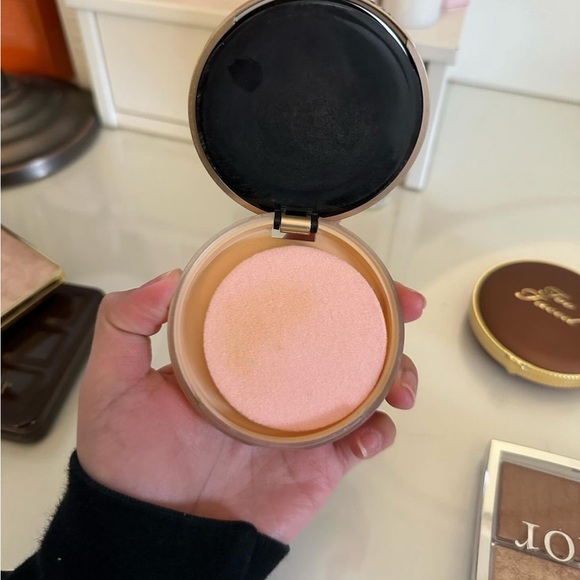 Too faced pressed powder shade vanilla - Picture 4 of 4
